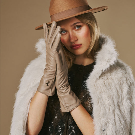 Leather Gloves vs. Wool Gloves: Which Should You Choose?