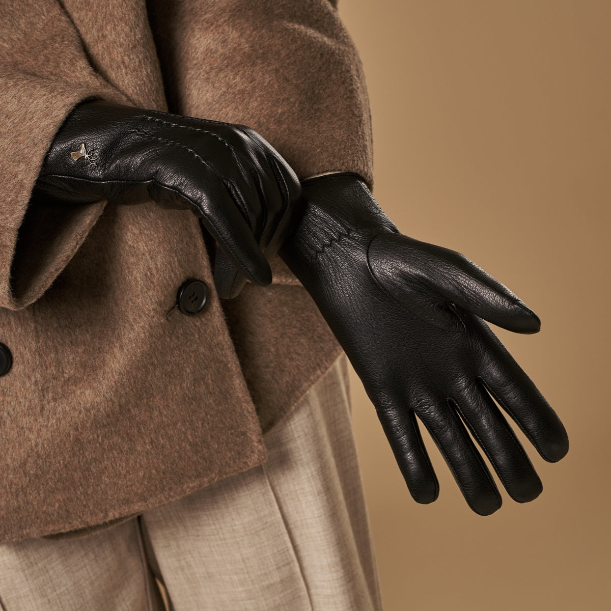 Black leather glove with tailored seams and touchscreen fingertip detail