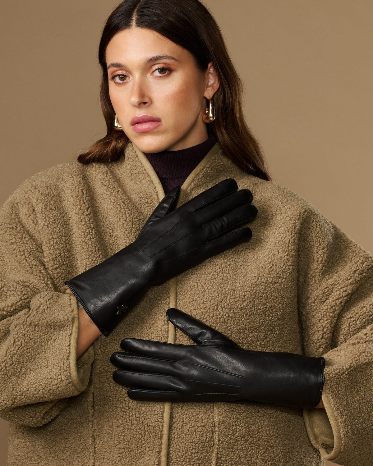 Black lambskin gloves with rabbit-fur lining, long cuffs and touchscreen tips