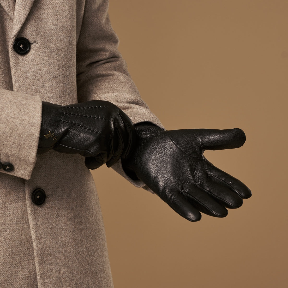 Hunter goatskin leather gloves in black, extended hand, stitched seams and padded knuckles