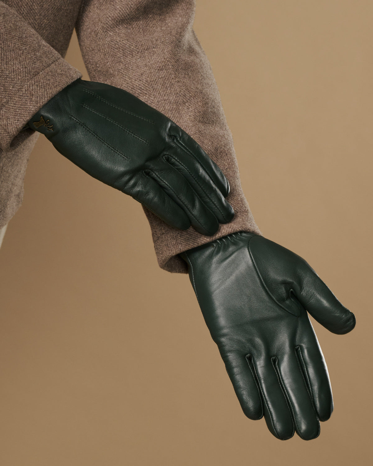 Dark green Jake sheepskin gloves with warm fleece lining, side view on sleeve cuff
