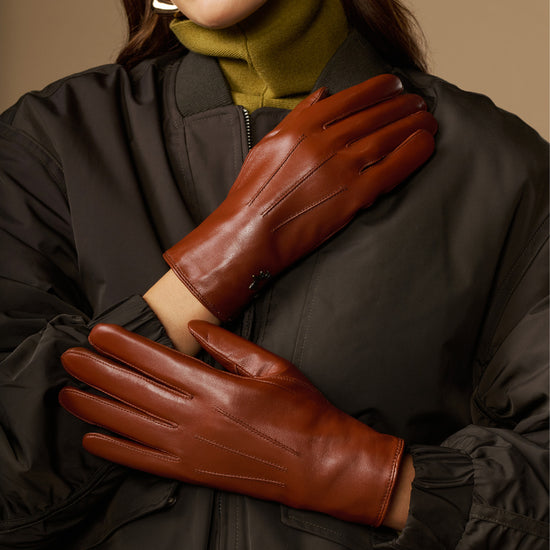 Women’s cognac leather gloves with smooth seams and fur-lined cuff edge