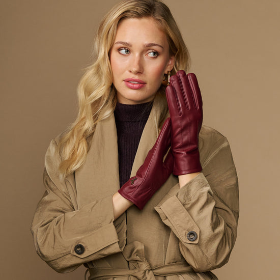 Bordeaux leather gloves with snug fit and fleece-lined cuff