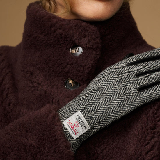 Women's herringbone tweed glove with sewn panel and leather palm, black trim